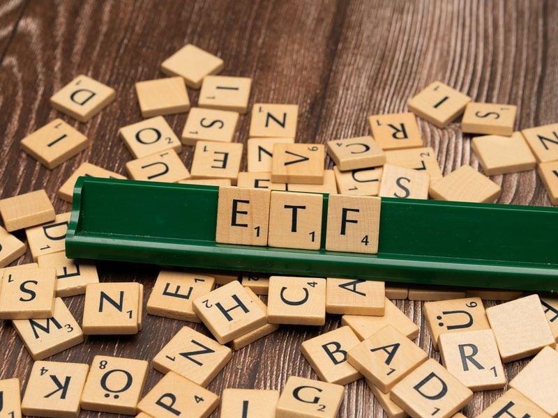 Bitcoin ETFs Post $900M in Net Outflows This Week