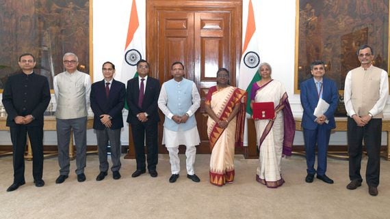 Indian President Droupadi Murmu (fourth from right), Finance Minister Nirmala Sitharaman (third from right), Ajay Seth, Economic Affairs Secretary (fifth from right), and other minister  before presentation of budget. (DD News)