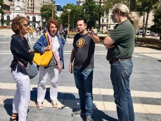 Jerónimo Ferrer en Buenos Aires, explicando bitcoin a turistas. (Jerónimo Ferrer/Airbnb)