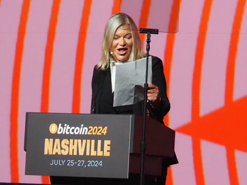 Senator Cynthia Lummis with a copy of her bitcoin reserve bill (Danny Nelson/CoinDesk)