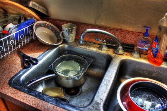 A messy kitchen sink. (Yinan Chen, Public Domain, via Wikimedia Commons)