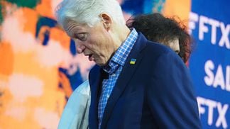 Sam Bankman-Fried standing behind former U.S. President Bill Clinton. (Danny Nelson/CoinDesk)