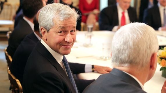 JPMorgan Chase CEO Jamie Dimon sees eye-to-eye with longtime Wall Street critic Sen. Elizabeth Warren on distrusting crypto.  (Chip Somodevilla/Getty Images)
