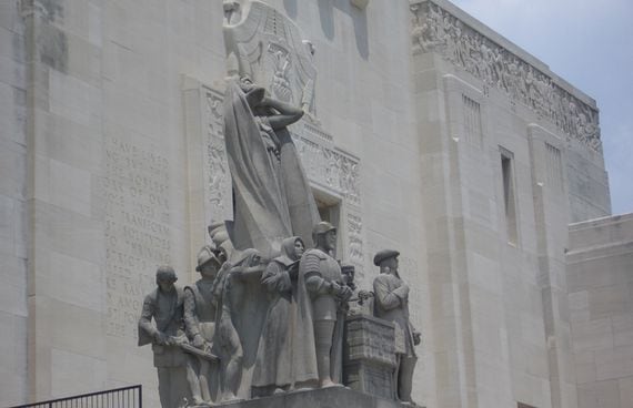 A statue beside the Louisiana State Capitol (Credit: Jeffrey Schwartz / Wikimedia Commons)