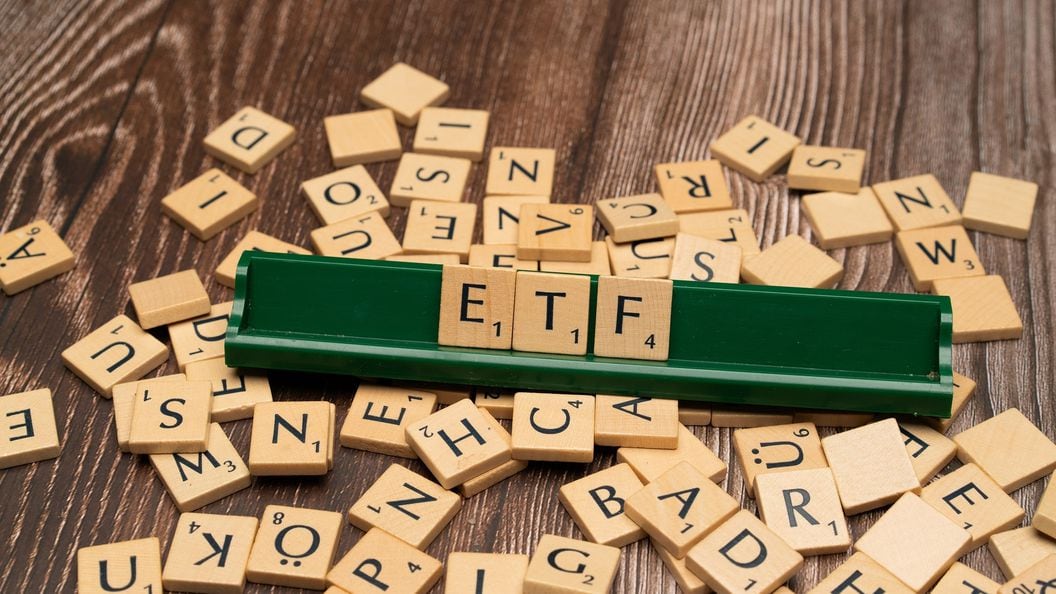 Letras de Scrabble que deletrean ETF arreglaron un estante